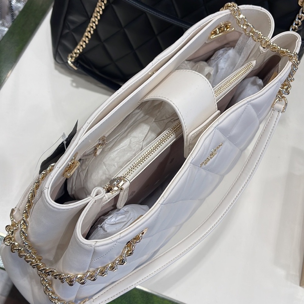 Kate Spade Carey Tote
COLOR:
Parchment
NWT - Picture 12 of 16